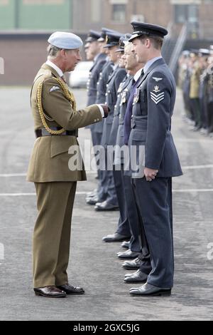 Le Prince Charles, Prince de Galles, colonel en chef du corps de l'armée de l'air, visite l'École de vol des hélicoptères de défense de la RAF Shawbury, près de Shrewsbury, le 3 mai 2007.Sa visite a été de célébrer le 10e anniversaire de l'école et de rencontrer des élèves militaires et des instructeurs de la Marine royale, de l'Armée de terre et de la Royal Air Force. Banque D'Images