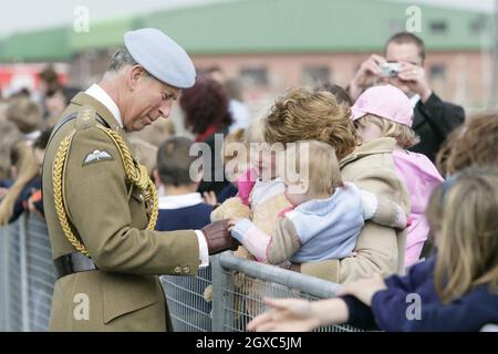 Le Prince Charles, Prince de Galles, colonel en chef du corps de l'armée de l'air, visite l'École de vol des hélicoptères de défense de la RAF Shawbury, près de Shrewsbury, le 3 mai 2007.Sa visite a été de célébrer le 10e anniversaire de l'école et de rencontrer des élèves militaires et des instructeurs de la Marine royale, de l'Armée de terre et de la Royal Air Force. Banque D'Images