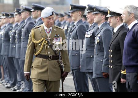 Le Prince Charles, Prince de Galles, colonel en chef du corps de l'armée de l'air, visite l'École de vol des hélicoptères de défense de la RAF Shawbury, près de Shrewsbury, le 3 mai 2007.Sa visite a été de célébrer le 10e anniversaire de l'école et de rencontrer des élèves militaires et des instructeurs de la Marine royale, de l'Armée de terre et de la Royal Air Force. Banque D'Images