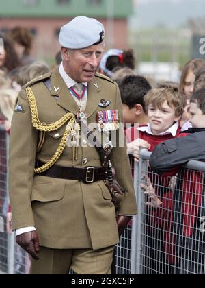 Le Prince Charles, Prince de Galles, colonel en chef du corps de l'armée de l'air, visite l'École de vol des hélicoptères de défense de la RAF Shawbury, près de Shrewsbury, le 3 mai 2007.Sa visite a été de célébrer le 10e anniversaire de l'école et de rencontrer des élèves militaires et des instructeurs de la Marine royale, de l'Armée de terre et de la Royal Air Force. Banque D'Images