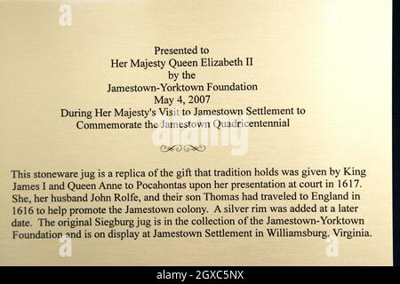 La reine Elizabeth II reçoit des cadeaux alors qu'elle visite la colonie de Jamestown, en Virginie, le 4 mai 2007.C'est le deuxième jour d'une visite d'État de six jours aux États-Unis pour commémorer les 400 ans de l'établissement de Jamestown. Banque D'Images