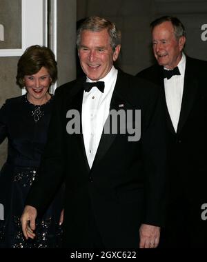 LE président AMÉRICAIN George W. Bush avec sa femme Laura et son père, l'ancien président américain George Bush SNR. Arrivez à un dîner organisé par la Reine à la résidence de l'ambassadeur britannique à Washington DC le 8 mai 2007. Banque D'Images