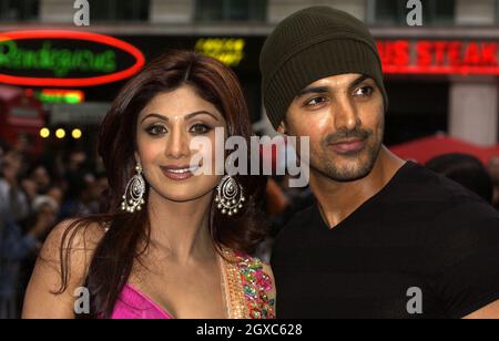 L'actrice indienne Shilpa Shetty pose avec l'acteur Bollywood John Abraham en arrivant pour la première mondiale de la vie dans Un métro à l'Empire Cinema à Leicester Square, centre de Londres, le 8 mai 2007. Banque D'Images