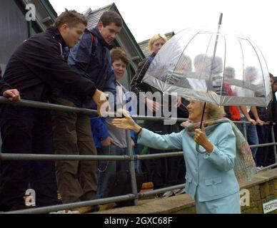 Camilla, la duchesse de Cornwall rencontre le public lors d'une visite au Collège duché à Stoke Climsland, dans l'est de Cornwall, le 11 mai 2007. Banque D'Images