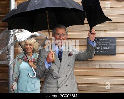 Le Prince Charles, Prince de Galles et Camilla, duchesse de Cornwall, dévoilent une plaque lors d'une visite au Collège duché à Stoke Climsland, dans l'est de Cornwall, le 11 mai 2007. Banque D'Images