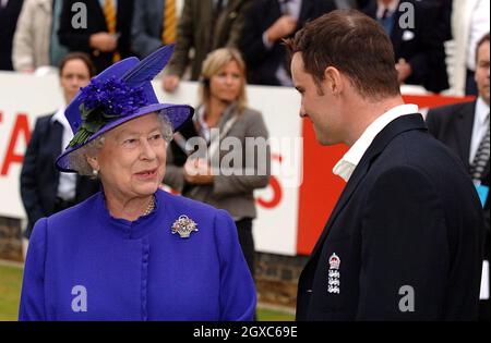 La reine Elizabeth II rencontre le capitaine Andrew Strauss avant d'être présentée aux équipes de cricket des Antilles et de l'Angleterre lors du premier test N-Power entre les deux parties au Lords le 17 mai 2007. Banque D'Images