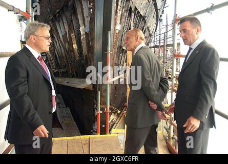 Le prince Philip, duc d'Édimbourg, visite les vestiges du Cutty Sark endommagé par un incendie à Greenwich le 22 mai 2007.Le Prince Philip, président du Cutty Sark Trust, est un historien de la marine qui a soutenu le projet actuel de restauration de 25 millions de livres.Le Cutty Sark a été gravement endommagé par un incendie qui a éclaté dans les premières heures d'hier matin. Banque D'Images