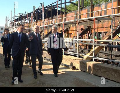 Le prince Philip, duc d'Édimbourg, visite les vestiges du Cutty Sark endommagé par un incendie à Greenwich le 22 mai 2007.Le Prince Philip, président du Cutty Sark Trust, est un historien de la marine qui a soutenu le projet actuel de restauration de 25 millions de livres.Le Cutty Sark a été gravement endommagé par un incendie qui a éclaté dans les premières heures d'hier matin. Banque D'Images