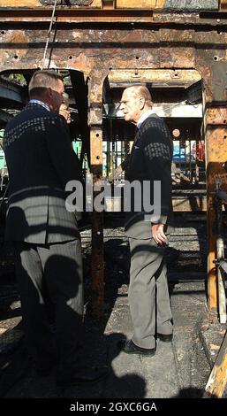 Le prince Philip, duc d'Édimbourg, visite les vestiges du Cutty Sark endommagé par un incendie à Greenwich le 22 mai 2007.Le Prince Philip, président du Cutty Sark Trust, est un historien de la marine qui a soutenu le projet actuel de restauration de 25 millions de livres.Le Cutty Sark a été gravement endommagé par un incendie qui a éclaté dans les premières heures d'hier matin. Banque D'Images