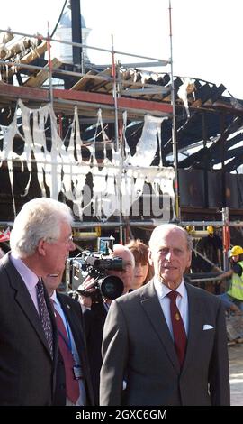 Le prince Philip, duc d'Édimbourg, visite les vestiges du Cutty Sark endommagé par un incendie à Greenwich le 22 mai 2007.Le Prince Philip, président du Cutty Sark Trust, est un historien de la marine qui a soutenu le projet actuel de restauration de 25 millions de livres.Le Cutty Sark a été gravement endommagé par un incendie qui a éclaté dans les premières heures d'hier matin. Banque D'Images