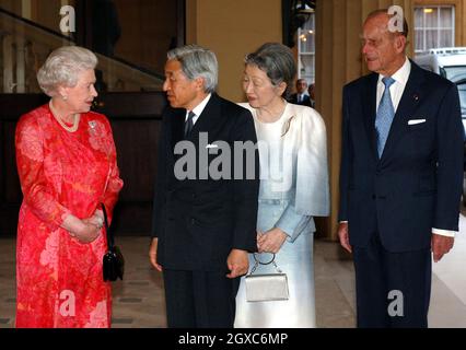 La reine Elizabeth II et le prince Philip, duc d'Édimbourg, saluent l'empereur Akihito et l'impératrice Michiko du Japon à l'entrée officielle du palais de Buckingham à Londres le 29 mai 2007. Banque D'Images