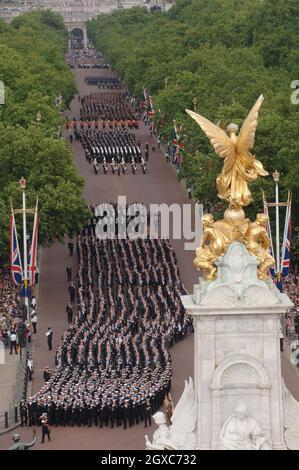 Une parade d'anciens combattants descend le Mall de Londres après un service pour marquer le 25e anniversaire de la guerre des Malouines. Banque D'Images