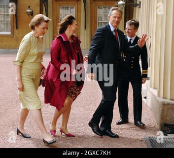 Le Premier ministre Tony Blair, accompagné de l'épouse Cherie, est accueilli par la Dame de la Reine en attente, Lady Hussey, à gauche et Echéry, Heber Ackland, alors qu'il arrive pour un auditoire avec la reine Elizabeth II de Grande-Bretagne au Palais de Buckingham où il a présenté sa démission le 27 juin 2007. Banque D'Images