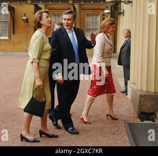 Le chancelier Gordon Brown, accompagné de l'épouse Sarah, est accueilli par la Dame de la Reine en attente, Lady Hussey (L) lorsqu'il arrive au Palais de Buckingham pour être invité à former un gouvernement par la Reine le 27 juin 2007. Banque D'Images