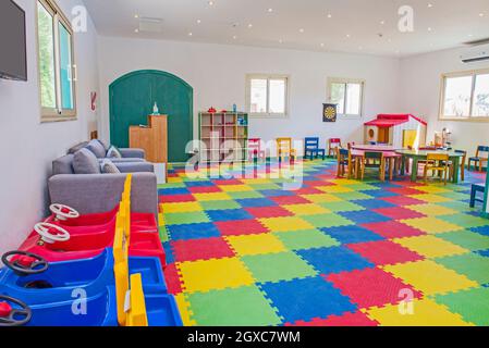 Design intérieur de la grande salle de jeux colorée pour les enfants, club pour les enfants de l'hôtel avec jeux et jouets Banque D'Images