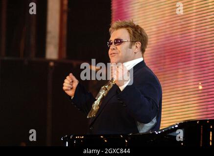 Elton John se produit sur scène au concert pour Diana, stade Wembley, Londres. Banque D'Images