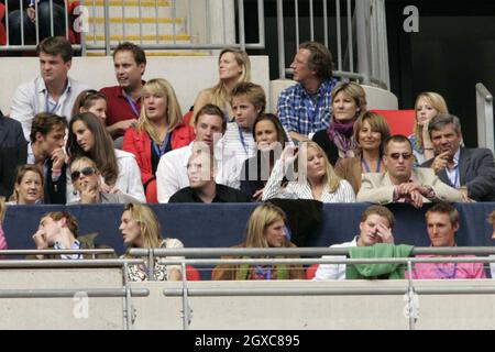 Kate Middleton (3e rangée, 2e à gauche) et son frère James, sa sœur Pippa et sa mère Carole se joignent à Zara Phillips, Mike Tindall, Peter Phillips et sa petite amie Autumn Kelly dans la boîte royale du concert pour Diana à Londres. Banque D'Images