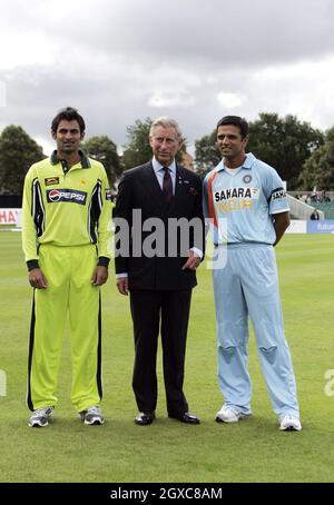 Le Prince Charles, Prince de Galles, rencontre le capitaine pakistanais Shoaib Malik (à gauche) et le capitaine indien Rahul Sharad Dravid (à droite), avant leur futur match international de cricket de la coupe de l'amitié d'une journée au terrain de cricket Citylets Titwood, à Glasgow. Banque D'Images