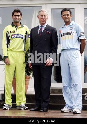 Le Prince Charles, Prince de Galles, rencontre le capitaine pakistanais Shoaib Malik (à gauche) et le capitaine indien Rahul Sharad Dravid (à droite), avant leur futur match international de cricket de la coupe de l'amitié d'une journée au terrain de cricket Citylets Titwood, à Glasgow. Banque D'Images