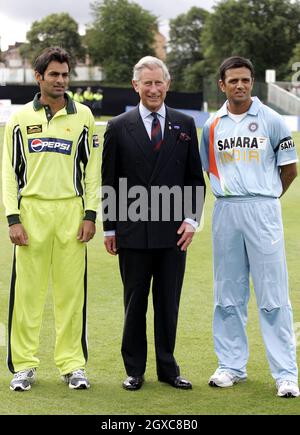 Le Prince Charles, Prince de Galles, rencontre le capitaine pakistanais Shoaib Malik (à gauche) et le capitaine indien Rahul Sharad Dravid (à droite), avant leur futur match international de cricket de la coupe de l'amitié d'une journée au terrain de cricket Citylets Titwood, à Glasgow. Banque D'Images