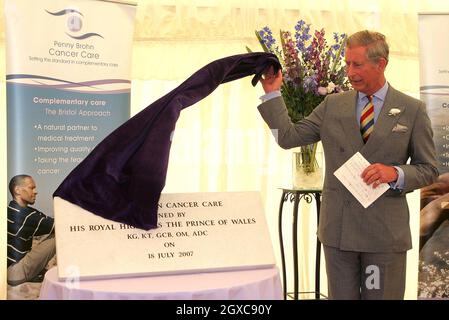 Le Prince Charles, Prince de Galles, dévoile une plaque alors qu'il ouvre le Centre de soins du cancer Penny Bronh à Bristol. Banque D'Images