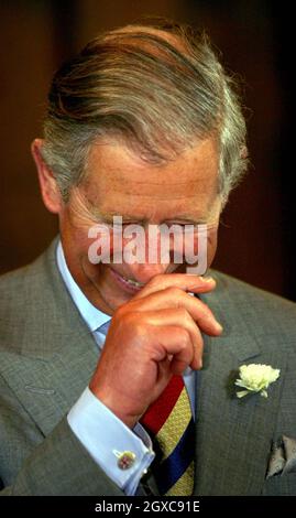 Le Prince Charles, Prince de Galles, partage une blague avec des volontaires à Barrington court à Barrington. Banque D'Images