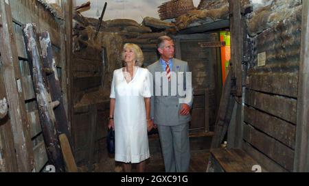 Prince Charles, Prince de Galles et Camilla, Duchesse de Cornwall observez une exposition d'une tranchée de la WWl lors d'une visite au Musée militaire du Cheshire à Chester, en Angleterre. Banque D'Images