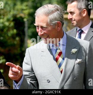 Le Prince Charles, Prince de Galles, partage une blague avec des volontaires à Barrington court à Barrington. Banque D'Images