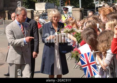 Le Prince Charles, Prince de Galles et Camilla, Duchesse de Cornouailles, sont accueillis par des écoliers lorsqu'ils arrivent pour une visite au Musée militaire du Cheshire à Chester, en Angleterre. Banque D'Images