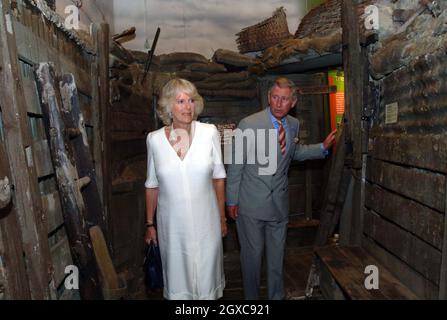 Prince Charles, Prince de Galles et Camilla, Duchesse de Cornwall observez une exposition d'une tranchée de la WWl lors d'une visite au Musée militaire du Cheshire à Chester, en Angleterre. Banque D'Images