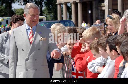 Le Prince Charles, Prince de Galles et Camilla, Duchesse de Cornouailles, sont accueillis par des écoliers lorsqu'ils arrivent pour une visite au Musée militaire du Cheshire à Chester, en Angleterre. Banque D'Images