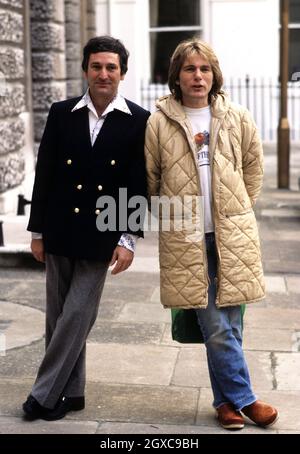 Lonnie donegan, chanteuse de skiffle écossaise (l), avec Adam Faith, chanteur et acteur britannique, vers 1978 Banque D'Images