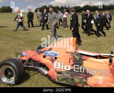 Prince Charles, Prince de Galles, regarde une voiture de course propulsée par Bio Ethanol lors d'une visite à l'usine d'ingénierie Ford de Dunton près de Basilton, Essex, le 24 juillet 2007. Banque D'Images