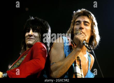 Les stars de rock Rod Stewart (r) et Ronnie Wood (l) des visages qui se présentent sur scène, vers 1974 Banque D'Images