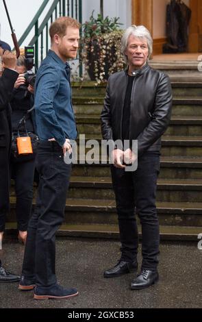 L'auteur-compositeur américain Jon bon Jovi salue le prince Harry, duc de Sussex, aux studios Abbey Road à Londres, pour l'enregistrement d'un single à l'aide de la Fondation Invictus Games le 28 février 2020. Banque D'Images