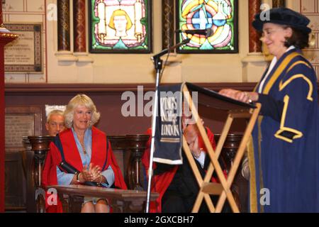 Camilla, Duchesse de Cornwall reçoit une bourse honoraire du King's College de Londres en reconnaissance de sa contribution exceptionnelle par son rôle de protecteur de nombreuses organisations caritatives, en particulier en tant que président de la National Ostéoporose Society (nos), avec laquelle le travail de King's est étroitement associé. Banque D'Images