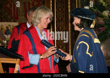 Camilla, Duchesse de Cornwall reçoit une bourse honoraire du King's College de Londres en reconnaissance de sa contribution exceptionnelle par son rôle de protecteur de nombreuses organisations caritatives, en particulier en tant que président de la National Ostéoporose Society (nos), avec laquelle le travail de King's est étroitement associé. Banque D'Images