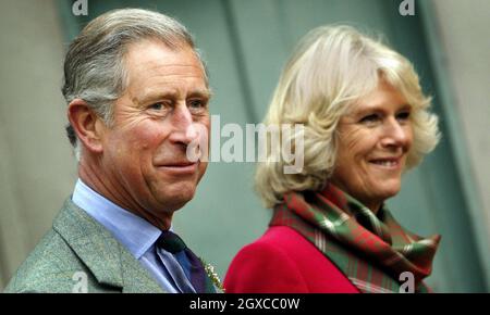 Le Prince Charles, prince de Galles, marche avec Camilla, duchesse de Cornwall après une cérémonie de présentation en l'honneur des soldats de l'Armée territoriale qui ont servi en Irak dans sa maison écossaise privée, Birkhall. Banque D'Images