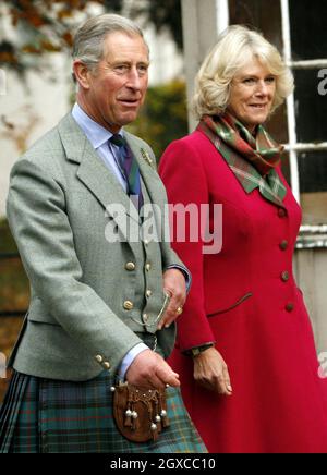 Le Prince Charles, prince de Galles, marche avec Camilla, duchesse de Cornwall après une cérémonie de présentation en l'honneur des soldats de l'Armée territoriale qui ont servi en Irak dans sa maison écossaise privée, Birkhall. Banque D'Images