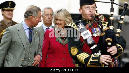 Le Prince Charles, prince de Galles, marche avec Camilla, duchesse de Cornwall après une cérémonie de présentation en l'honneur des soldats de l'Armée territoriale qui ont servi en Irak dans sa maison écossaise privée, Birkhall. Banque D'Images