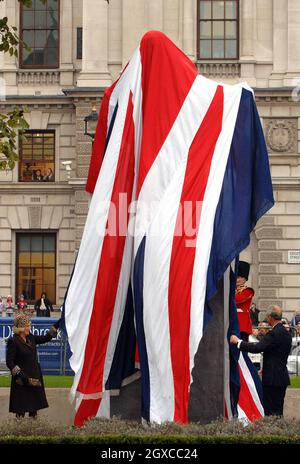 Le Prince Charles, Prince de Galles et Camilla, duchesse de Cornwall, dévoilent une nouvelle statue de David Lloyd George sur la place du Parlement, à Londres. Banque D'Images