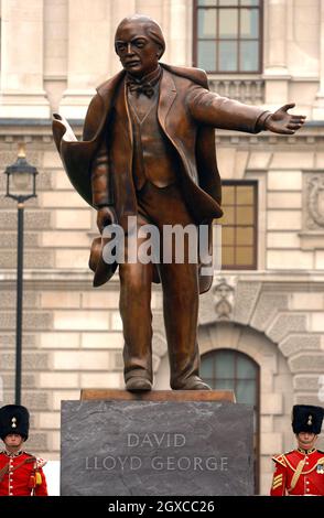 Le Prince Charles, Prince de Galles et Camilla, duchesse de Cornwall, dévoilent une nouvelle statue de David Lloyd George sur la place du Parlement, à Londres. Banque D'Images