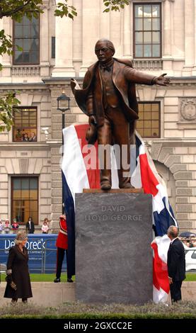 Le Prince Charles, Prince de Galles et Camilla, duchesse de Cornwall, dévoilent une nouvelle statue de David Lloyd George sur la place du Parlement, à Londres. Banque D'Images