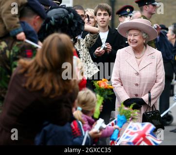 La reine Elizabeth II rencontre des familles de soldats lors d'une visite au corps des ingénieurs royaux de la caserne Brompton à Chatham, dans le Kent. Banque D'Images