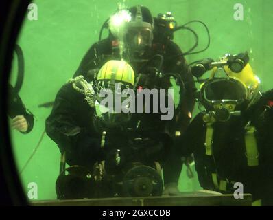 Le Prince Harry visite l'escadron de plongée de la flotte de la Marine royale à Horsea Island, à Portsmouth, où il a effectué des travaux d'ingénierie sous-marine le 31 octobre 2007.C'était la première visite officielle d'Harry depuis qu'il est devenu Commodore-en-chef de petits navires et de plongée. Banque D'Images