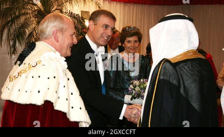 Le prince Andrew, duc de York et le maire John Stuttard rencontrent le roi Abdallah d'Arabie saoudite dans le Guildhall de Londres avant le banquet d'État. Banque D'Images