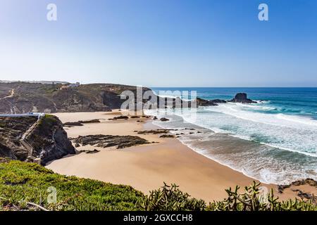 Bucht und Strand von Bay et plage de Zambujeira (Praia da Zambujeira), Alentejo, Portugal Banque D'Images