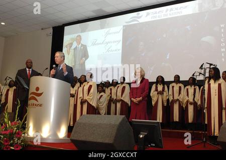 Le prince Charles, prince de Galles, assisté par Camilla, duchesse de Cornwall, prononce un discours lors d'une visite à l'église de la Maison Jésus à Brant Cross, Londres, pour célébrer le travail des églises à majorité noire. Banque D'Images