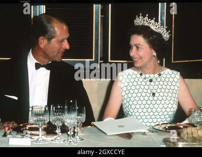 Duc d'Édimbourg et reine Elizabeth II lors d'un banquet d'État dans les îles Vierges, lors de la visite du Jubilé d'argent dans les Caraïbes. Banque D'Images