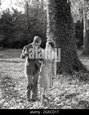 Collection royale non datée photo de la princesse Elizabeth (qui deviendra plus tard la reine Elizabeth ll) et du prince Philip, duc d'Édimbourg qui marche dans le domaine de Broadlands, la maison de l'oncle du duc, Earl Mountbatten, lors de leur lune de miel, le 1947 novembre.À utiliser uniquement pour l'anniversaire de mariage Diamond 2007.Date de publication : dimanche 18 novembre 2007. Banque D'Images